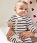 Preview: Petit Bateau Baby-Strampler mit Streifen aus Rippstrick MARSHMALLOW/SMOKING